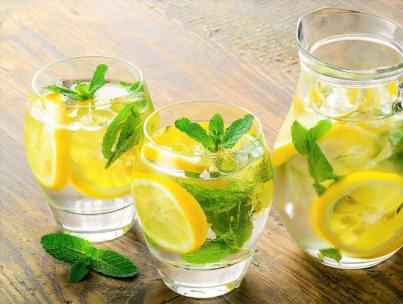 Чому треба пити вранці натще воду з лимоном