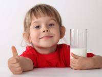 Чому маленьким дітям не можна пити коров'яче молоко