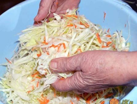 Поради кулінарів, домогосподарок, як приготувати смачну квашену капусту