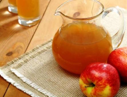 Si të ruani lëngun e mollës nga një shtrydhëse frutash e perimesh?