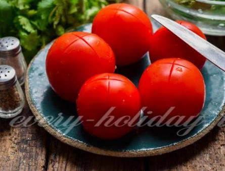 Maisiņā viegli sālīti tomāti