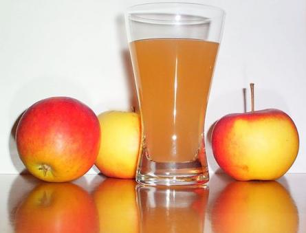 عصير التفاح لفصل الشتاء في المنزل باستخدام العصارة والعصارة