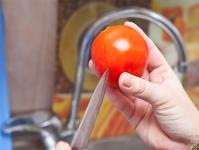 Si të përgatisni një meze të shijshme për para: receta për domate të marinuara