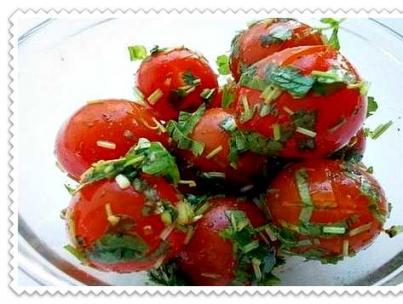 الطماطم المملحة قليلاً مع الخضر والكاسنيك: وصفة لتحضير سلس وكلاسيكي