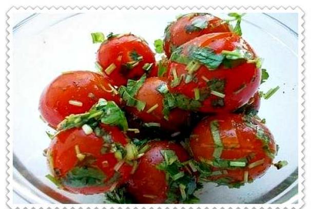 Lengvai sūdyti pomidorai su žalumynais ir chasnik: sklandaus ir klasikinio paruošimo receptas