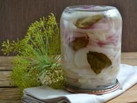 Cybulnaya salotos: paprastas ir skanus receptas žiemai